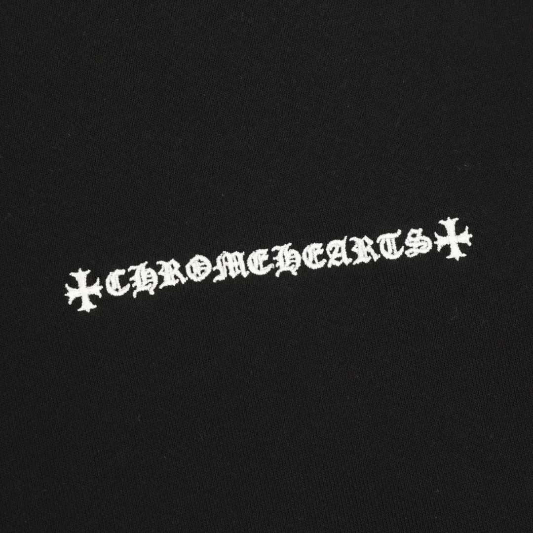 🅿️500 Chrome Hearts/Chrome Hearts 25Fw leather label cross patch embroidered round neck sweatshirt CH24 autumn and winter new leather cross flower cluster sweatshirt, Chrome Hearts has the religious spirit of the Middle Ages, so the cross pattern is indispensable. The cross pattern sewn with the three-dimensional leather label is spread all over the body. The overall clothing is matched with the same color leather label, which looks simple and elegant, and adds a sense of class, which can satisfy the cool style of fashionistas who pursue low-key luxury. 430 grams of 100% cotton terry, no gender restrictions, authentic grade! Color: black, white Size: XS-L